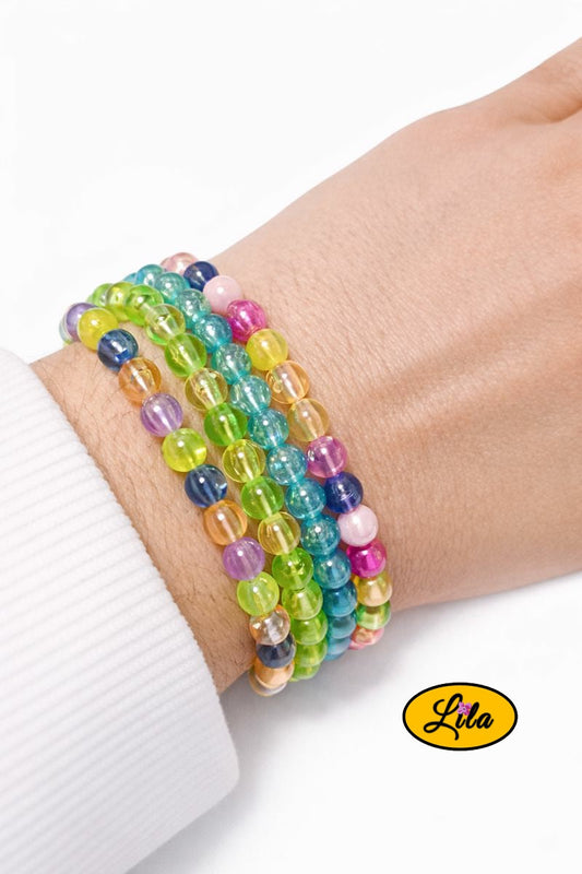 Lot de 4 bracelets en perles rondes multicolores porté au poignet style coloré
