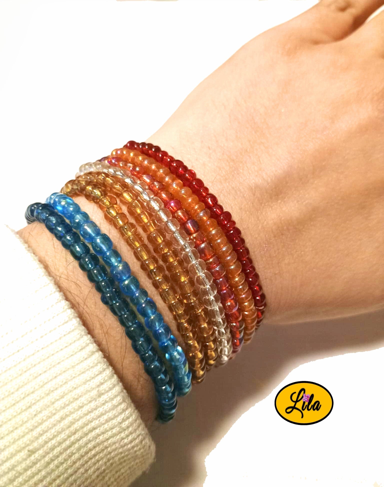 Lot de 8 bracelets multicolores porté au poignet bleu jaune doré transparent rouge orange et rose