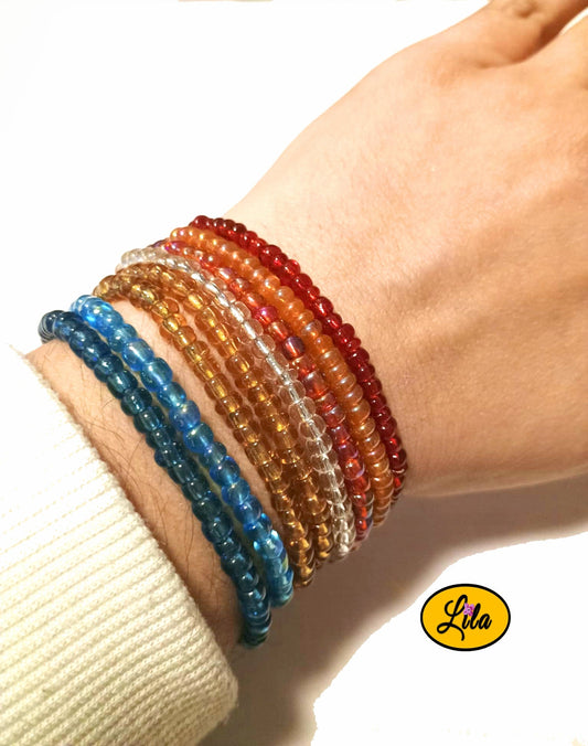 Lot de 8 bracelets multicolores porté au poignet bleu jaune doré transparent rouge orange et rose