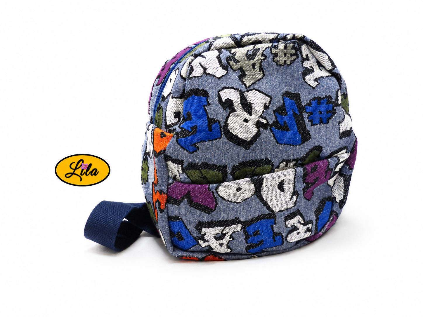 Mini sac à dos bleu avec écriture, poche avant et sangle bleue vue de face sur fond blanc style tendance et pratique