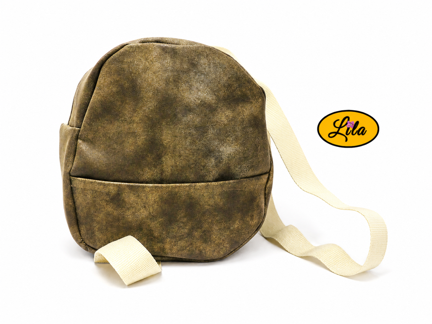 Mini sac à dos en simili brun doré avec poche avant et sangle crème vue de face sur fond blanc style élégant et intemporel