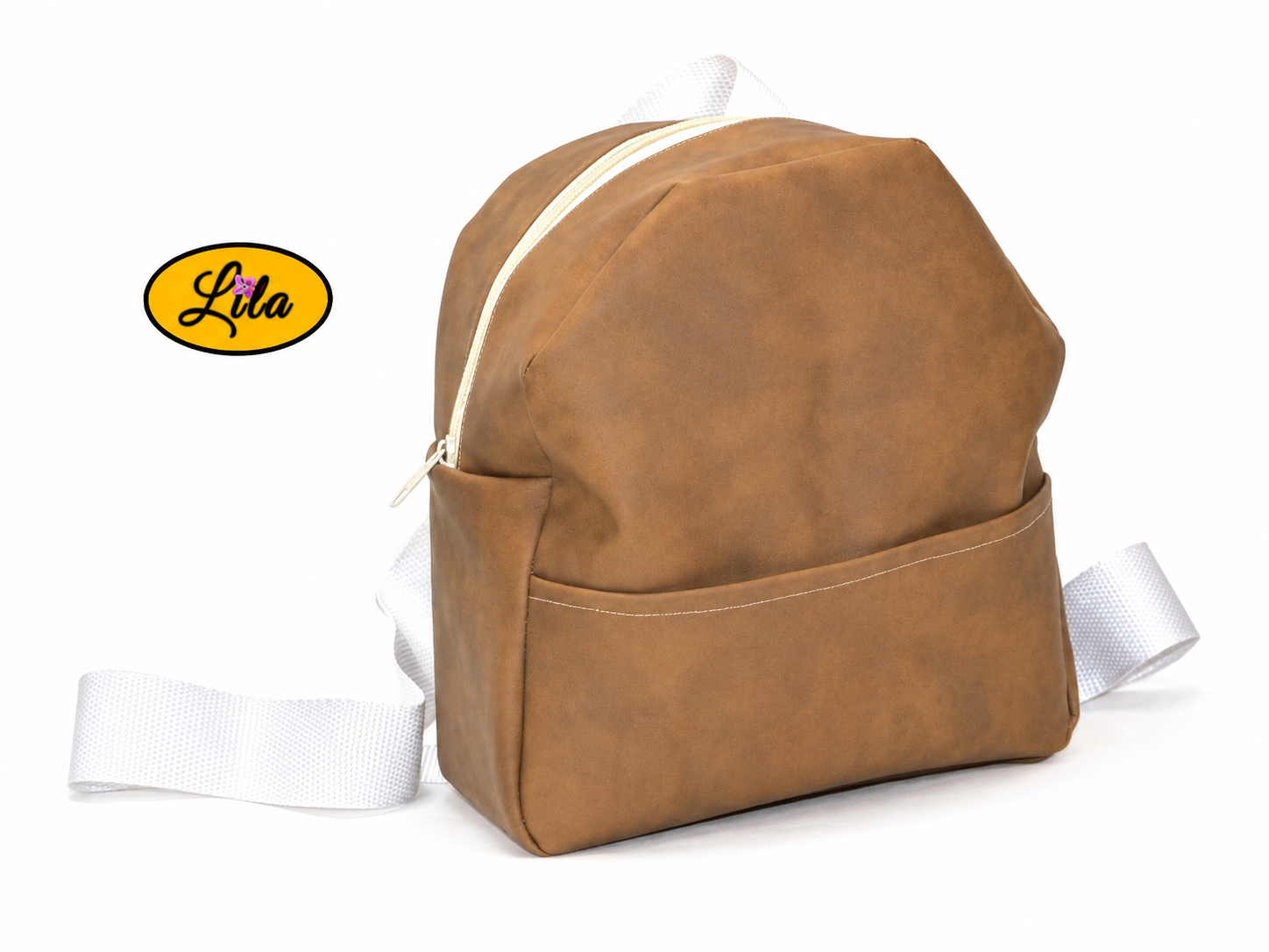 Mini sac à dos en simili brun avec poche avant et sangle blanche vue de face sur fond blanc style chic et pratique