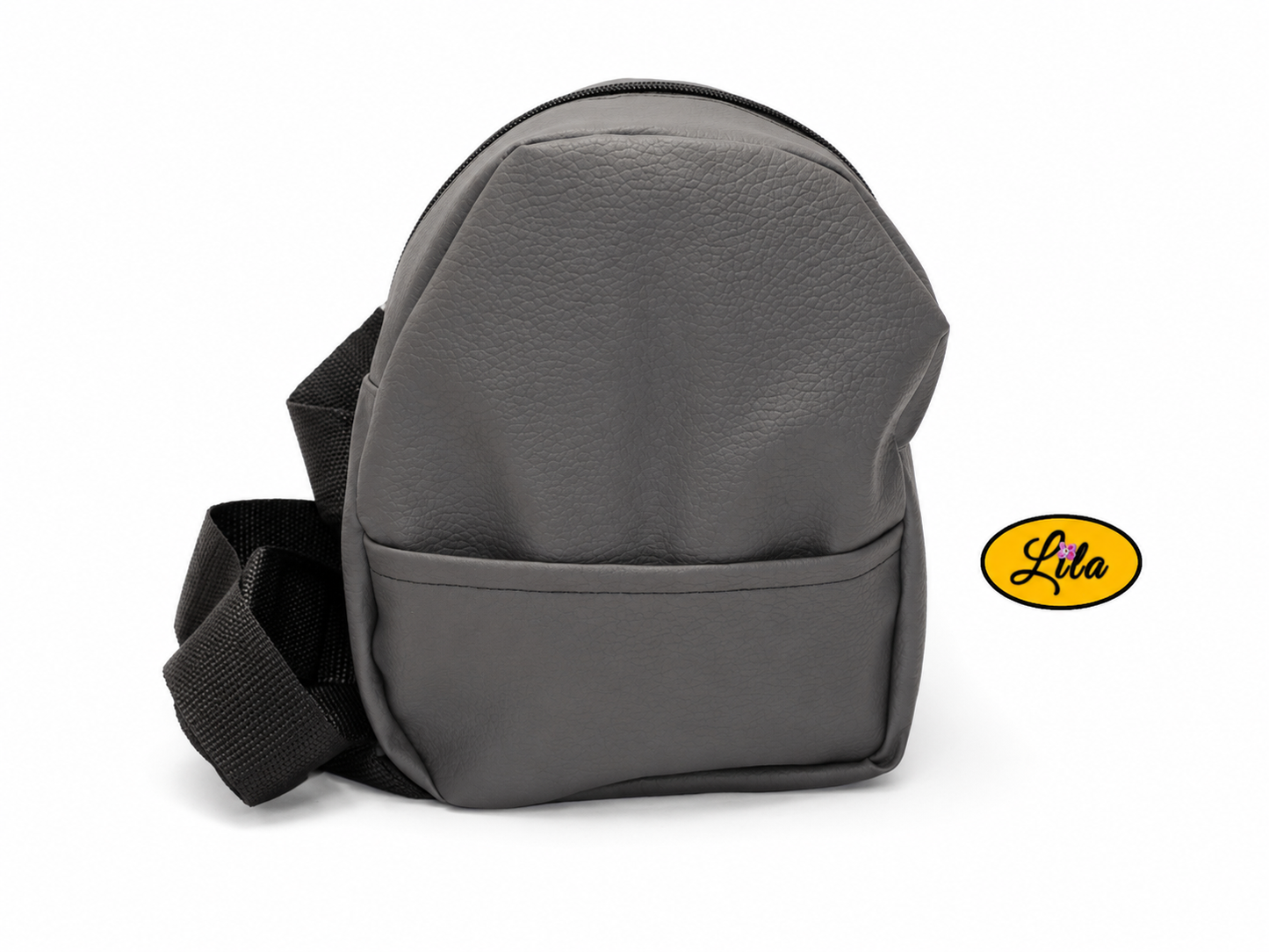 Mini sac à dos en simili gris avec poche avant et anses noires vue de face sur fond blanc style minimaliste et pratique