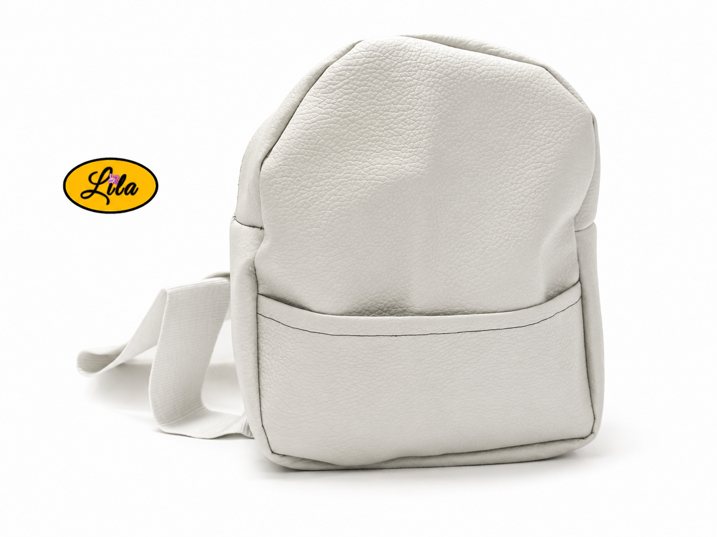 Mini sac à dos en simili gris clair avec poche avant et sangle blanche vue de face sur fond blanc style minimaliste et tendance