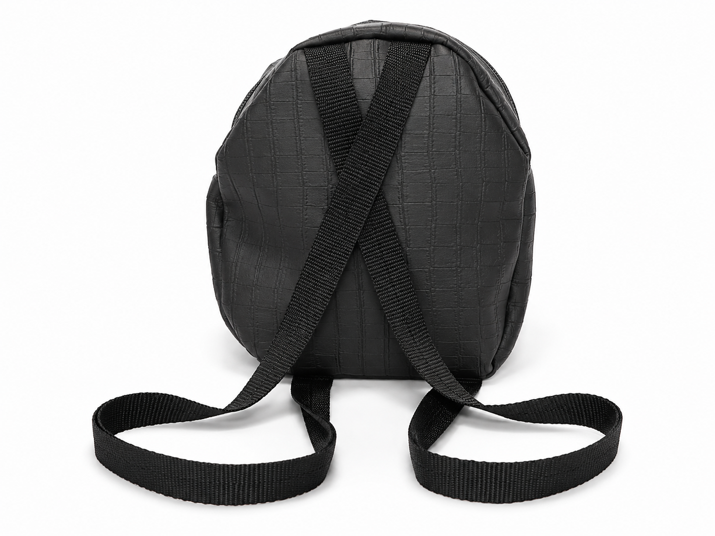 Mini sac à dos en simili noir craquelé avec fines brides noires vue de dos sur fond blanc