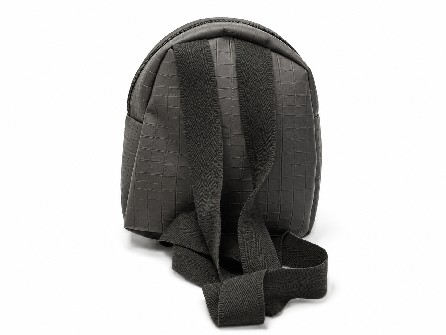Mini sac à dos en simili noir craquelé avec sangles noires vue de dos sur fond blanc