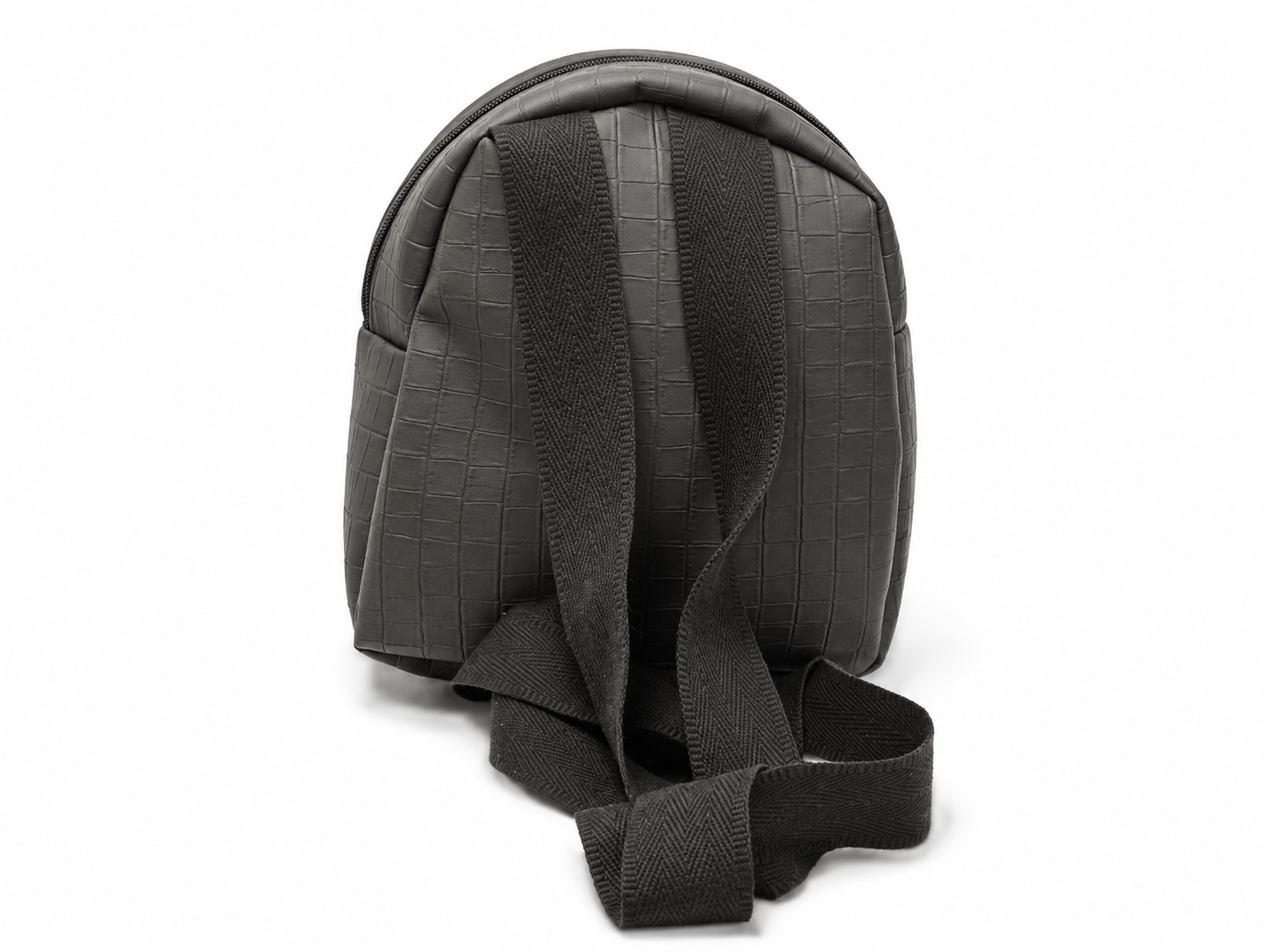 Mini sac à dos en simili noir craquelé avec sangles noires vue de dos sur fond blanc