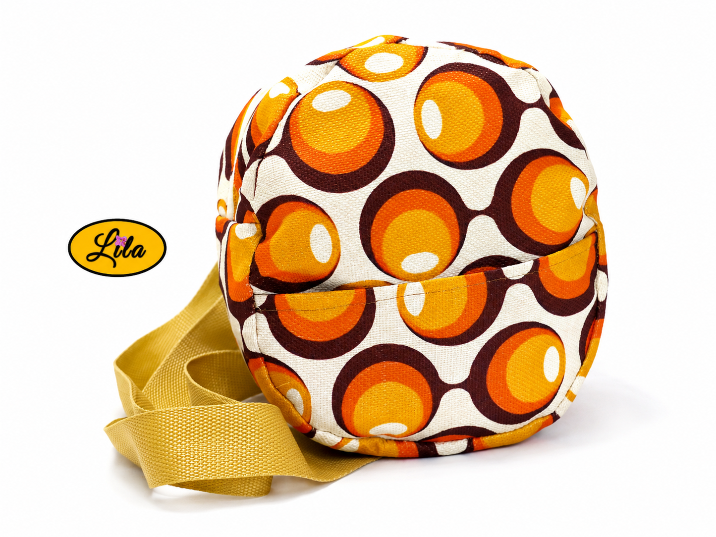 Mini sac à dos en tissu vintage à ronds orange avec poche avant et sangle sable vue de face sur fond blanc style artisanal et rétro