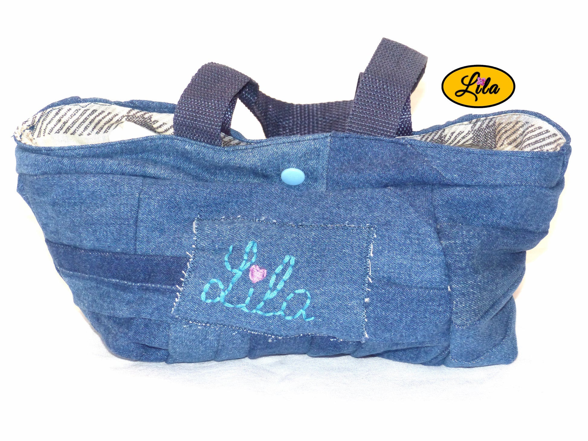 Mini sac à main en jeans recyclé avec broderie Lila en fil bleu et cœur rose vue de face sur fond blanc