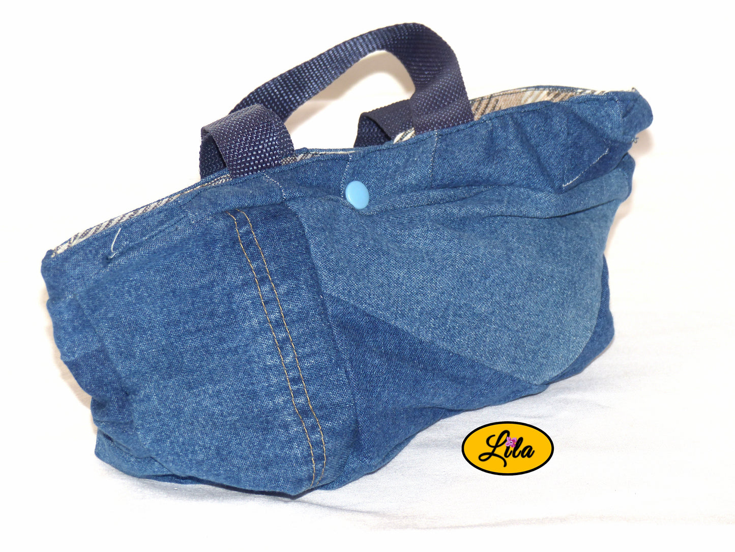Mini sac à main en jeans recyclé vue de dos légèrement de profil sur fond blanc détail forme et finition