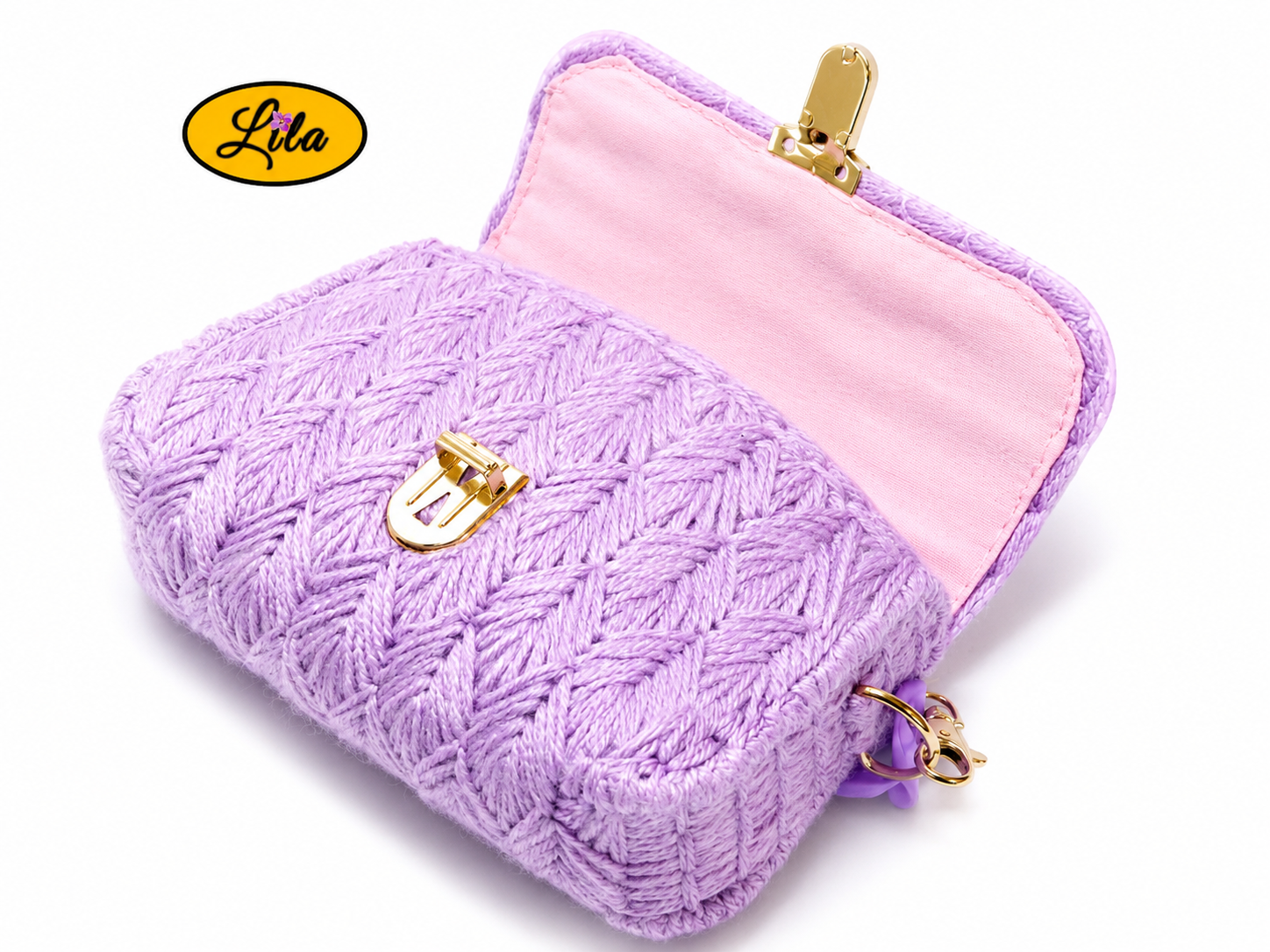 Petit sac à main aux brins lilas sur canevas rigide couché sur fond blanc avec dessus du sac orienté vers l’arrière et chaîne cachée dessous