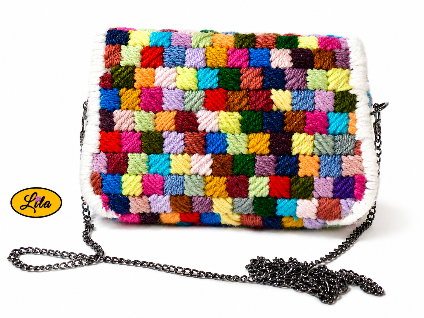 Petit sac à main à carrés multicolores en laine sur canevas rigide vue de dos sur fond blanc avec chaîne métallique noire visible devant le sac