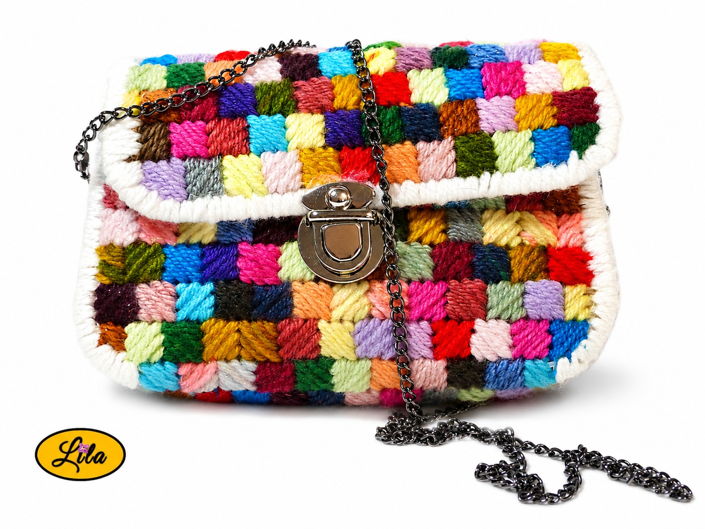 Petit sac à main à carrés multicolores en laine sur canevas rigide vue de face sur fond blanc avec chaîne métallique noire partiellement posée sur le sac