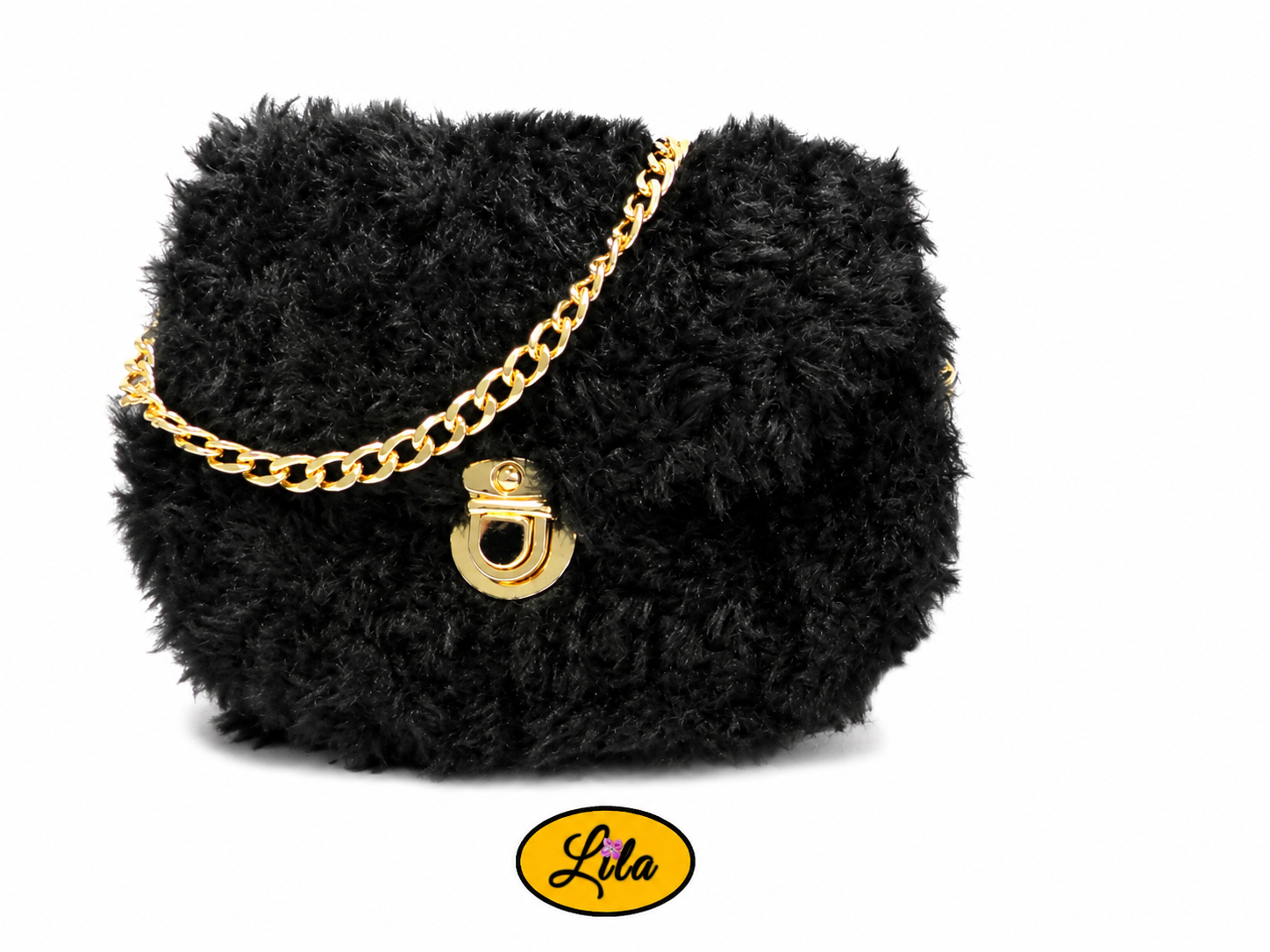 Petit sac à main effet fausse fourrure noire sur canevas rigide vue de face sur fond blanc avec chaîne dorée déposée sur un coin du sac