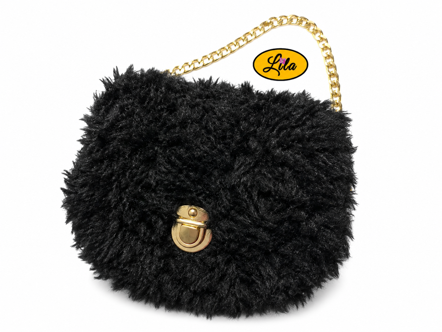 Petit sac à main effet fausse fourrure noire sur canevas rigide vue de face légèrement orientée à droite avec chaîne dorée sur le dessus sur fond blanc