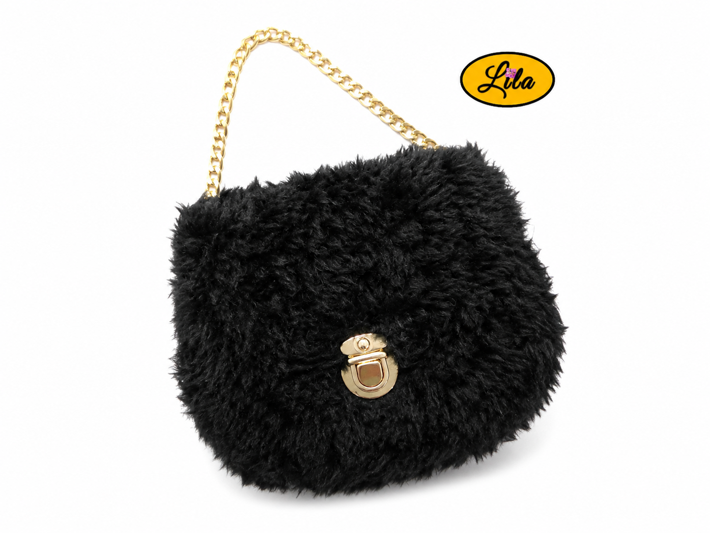Petit sac à main effet fausse fourrure noire sur canevas rigide vue de face légèrement orientée à gauche avec chaîne dorée au-dessus sur fond blanc
