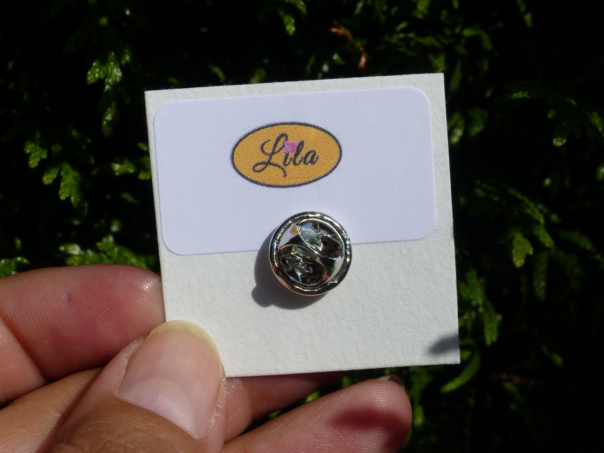 Pin’s Hairdresser en pâte polymère dégradé noir et rouge avec attache argentée, sèche-cheveux gris, ciseaux et peigne sur carton de présentation blanc style cadeau artisanal pour coiffeur ou coiffeuse