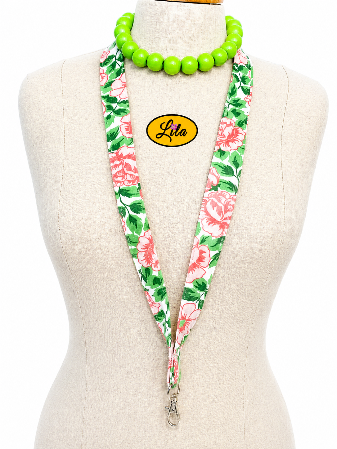 Porte-badge en tissu blanc à fleurs roses vintage et feuilles vertes porté sur mannequin de couture sur fond blanc avec mousqueton style romantique et artisanal