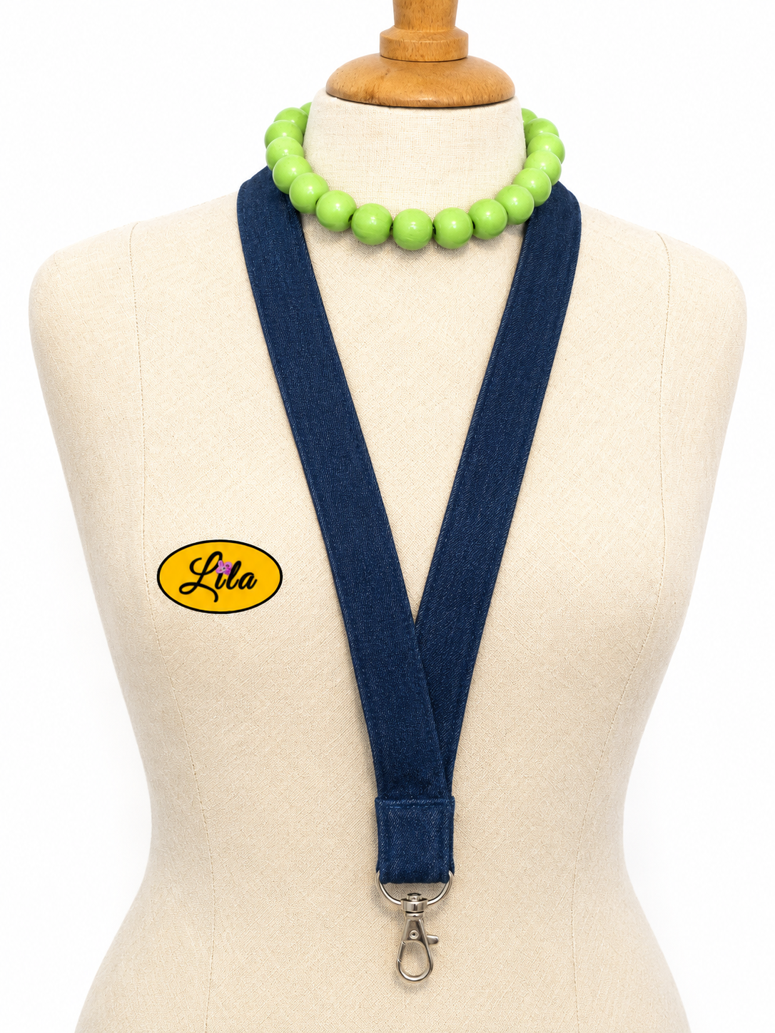 Porte-badge en jeans bleu foncé recyclé porté sur mannequin de couture sur fond blanc avec mousqueton style casual et artisanal