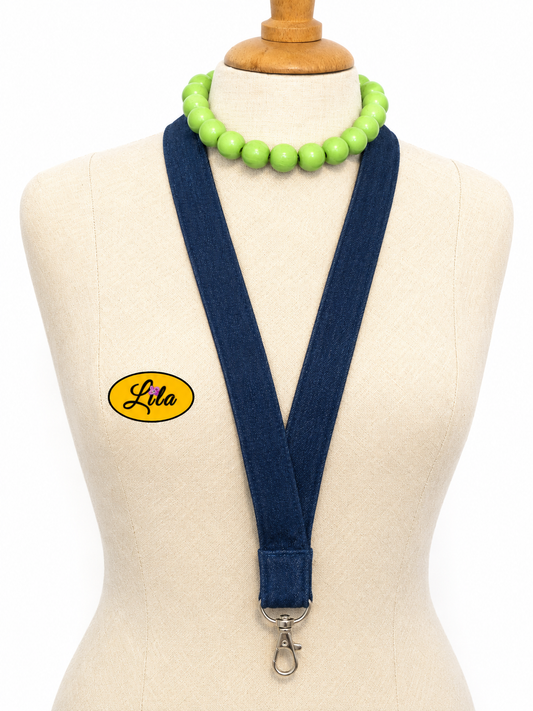 Porte-badge en jeans bleu foncé recyclé porté sur mannequin de couture sur fond blanc avec mousqueton style casual et artisanal
