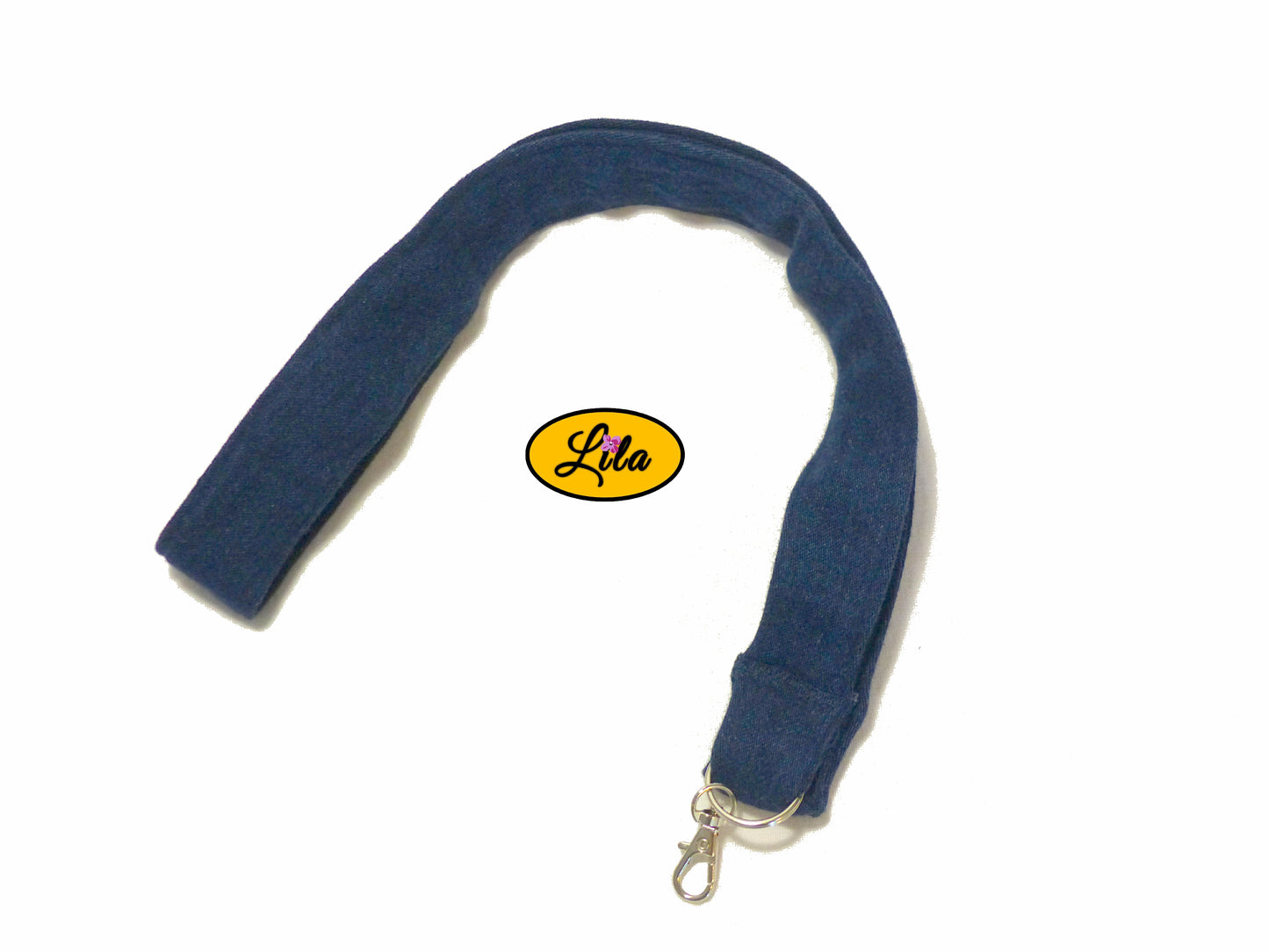 Porte-badge en jeans bleu foncé légèrement replié en deux sur fond blanc avec mousqueton métallique style pratique et upcyclé