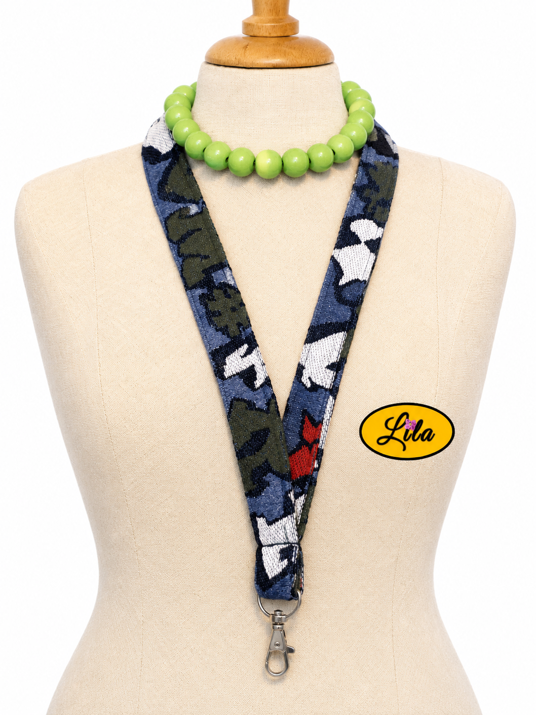 Porte-badge street en tissu épais bleu à motifs lettres imprimées porté sur mannequin de couture sur fond blanc avec mousqueton style urbain et moderne