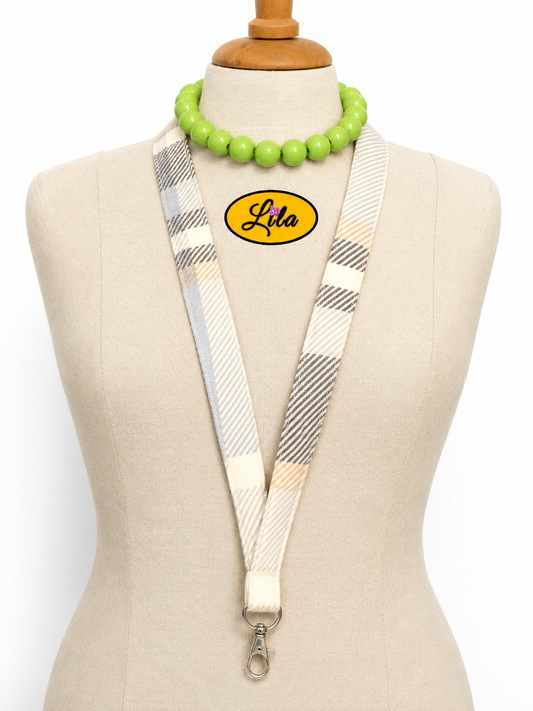 Porte-badge en tissu vintage brun ligné porté sur mannequin de couture sur fond blanc avec mousqueton pour clés ou badge style rétro et artisanal