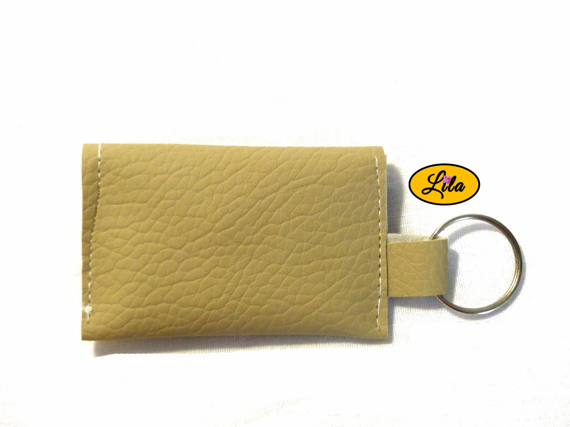 Porte-clé mini pochette beige avec attache beige vue de dos