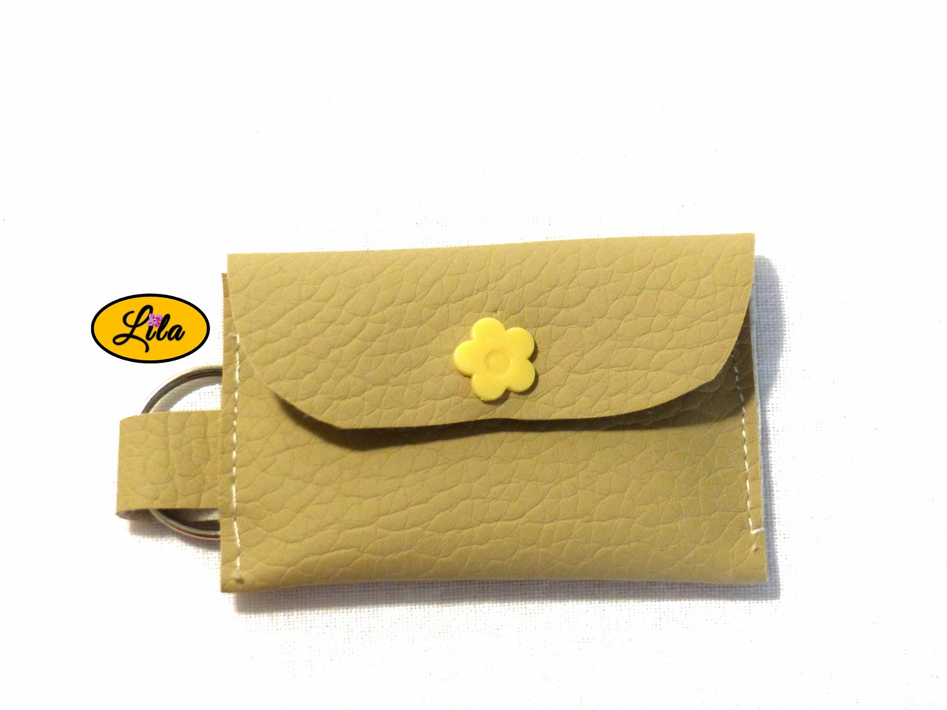 Porte-clé mini pochette beige en simili cuir avec attache beige vue de face