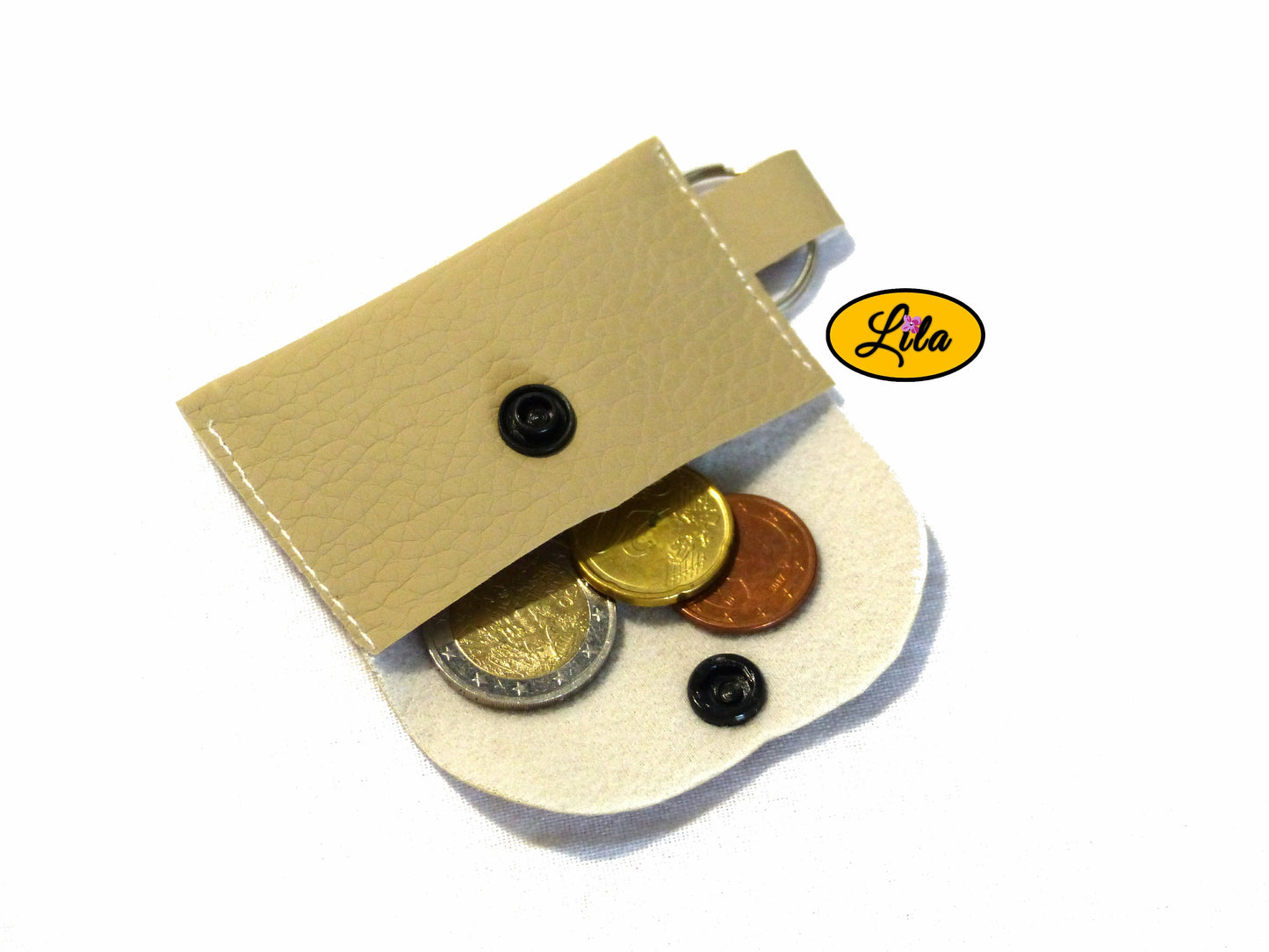 Porte-clé mini pochette beige ouverte avec pièces de monnaie