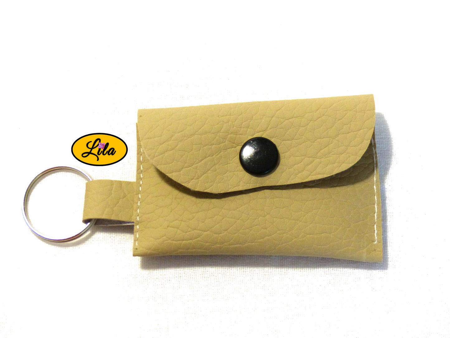 Porte-clé mini pochette beige en simili cuir avec pression noire vue de face