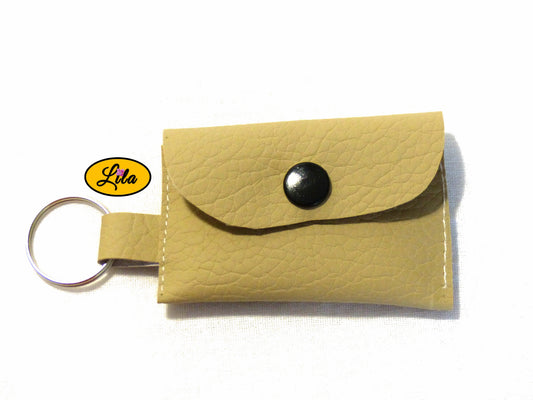 Porte-clé mini pochette beige en simili cuir avec pression noire vue de face