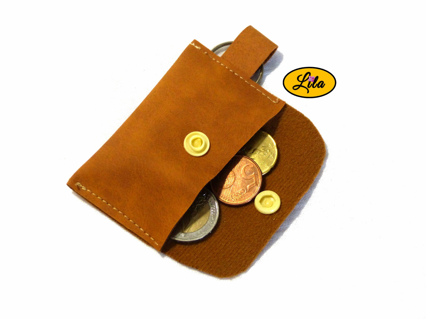 Porte-clé mini pochette brune ouverte avec pièces de monnaie