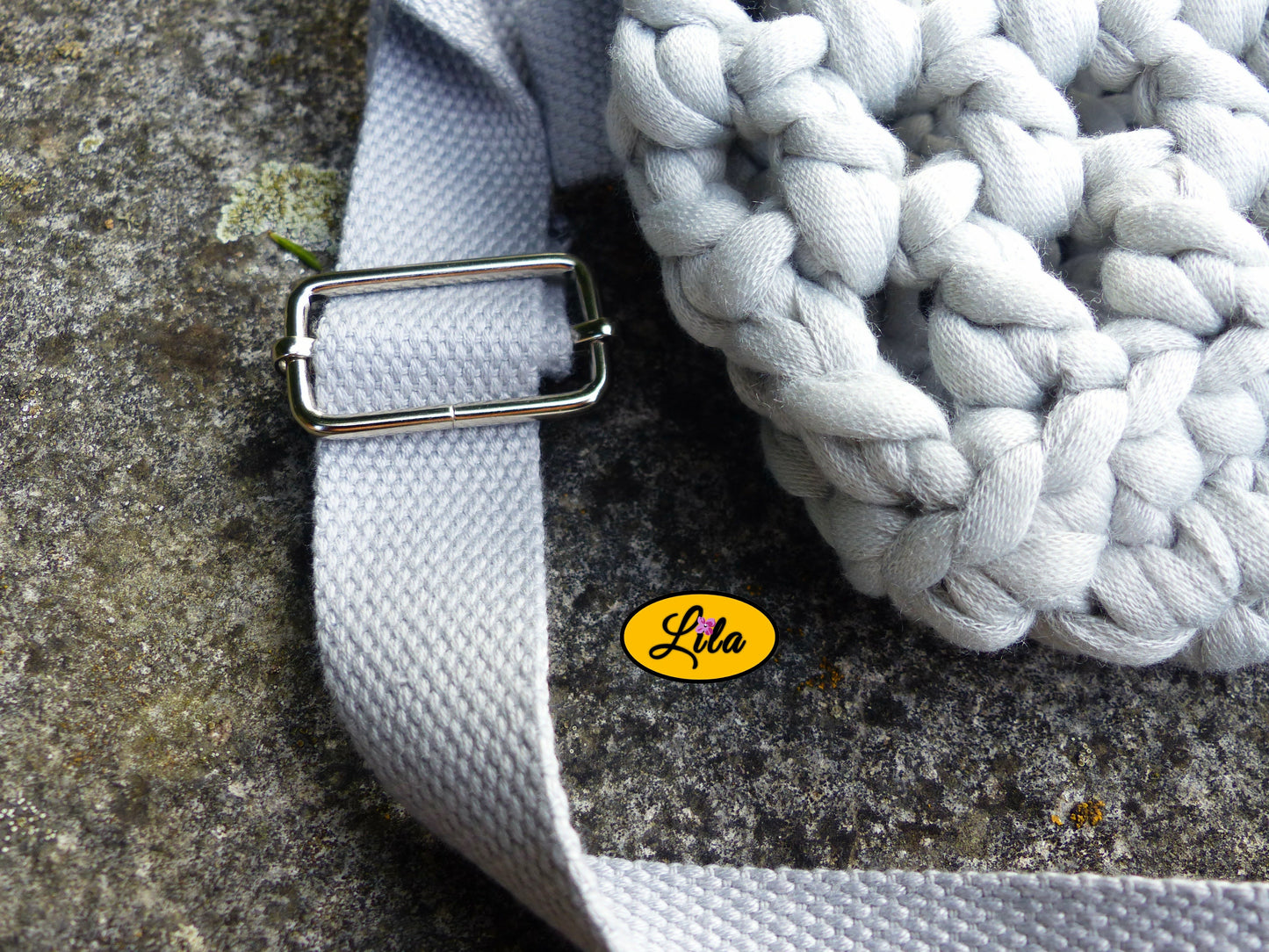 Zoom sur la sangle grise d’un porte-gobelet crocheté gris style pratique et artisanal