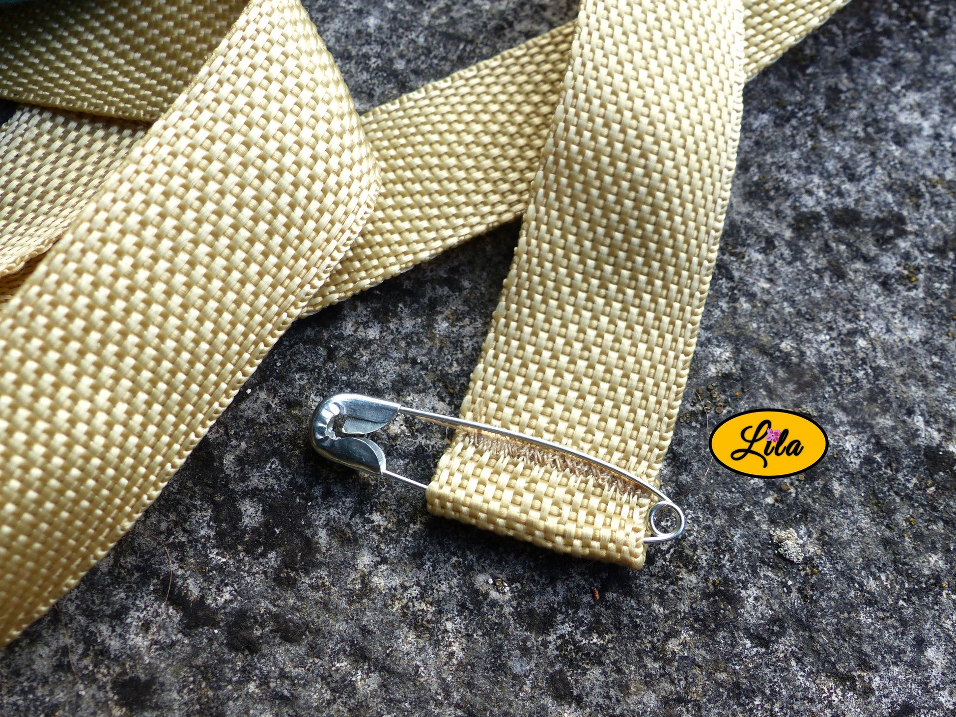 Zoom sur l’épingle de fixation d’un porte-gobelet crocheté turquoise avec ceinture sable style bohème et fonctionnel