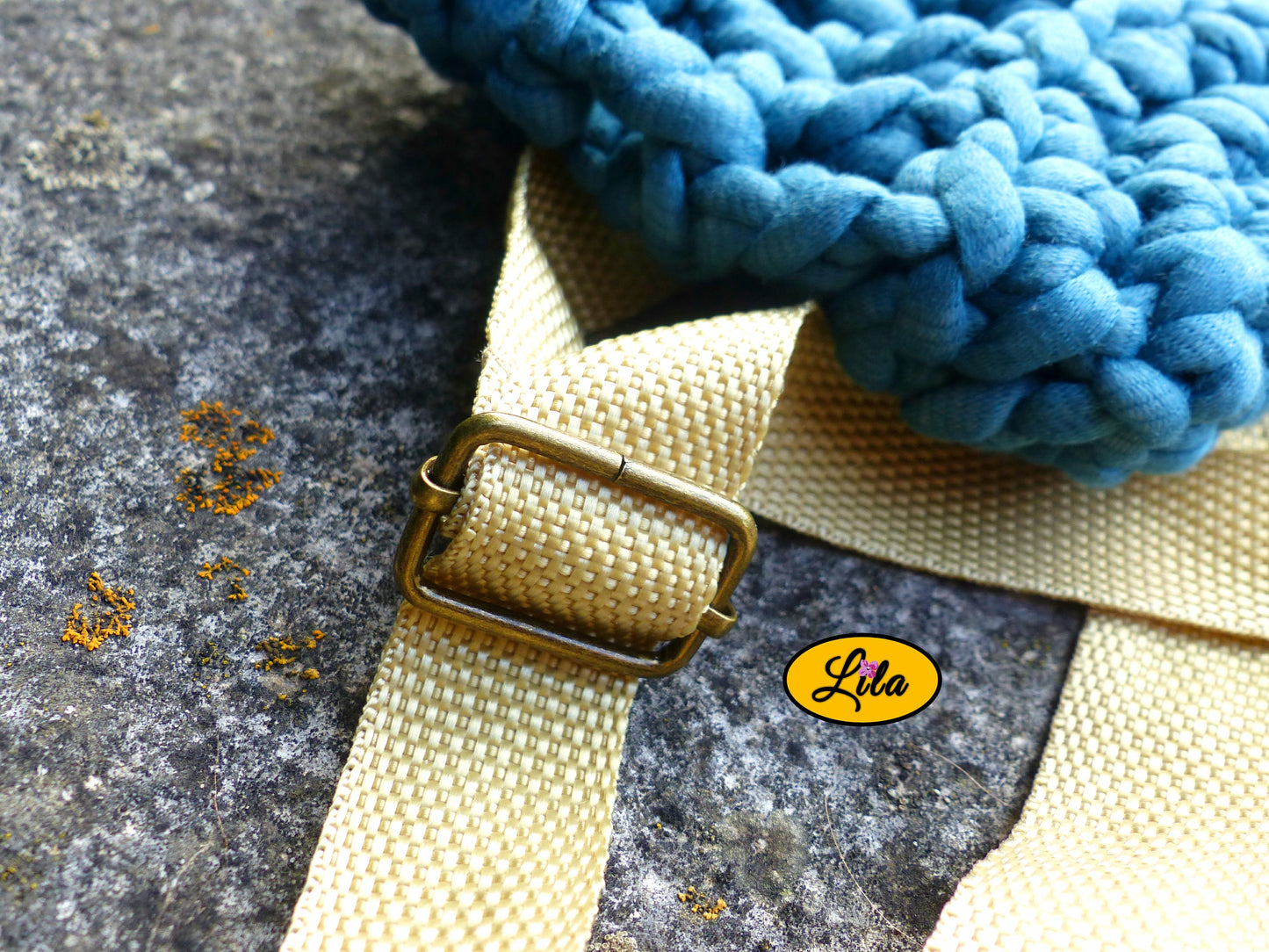 Zoom sur la sangle de fermeture d’un porte-gobelet turquoise avec ceinture sable style pratique et artisanal