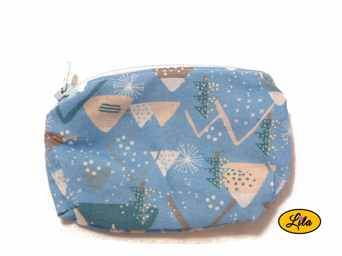 Porte-monnaie en tissu bleu à motifs sapins géométriques avec fermeture éclair bleu ciel posé de dos sur fond blanc style hivernal et pratique