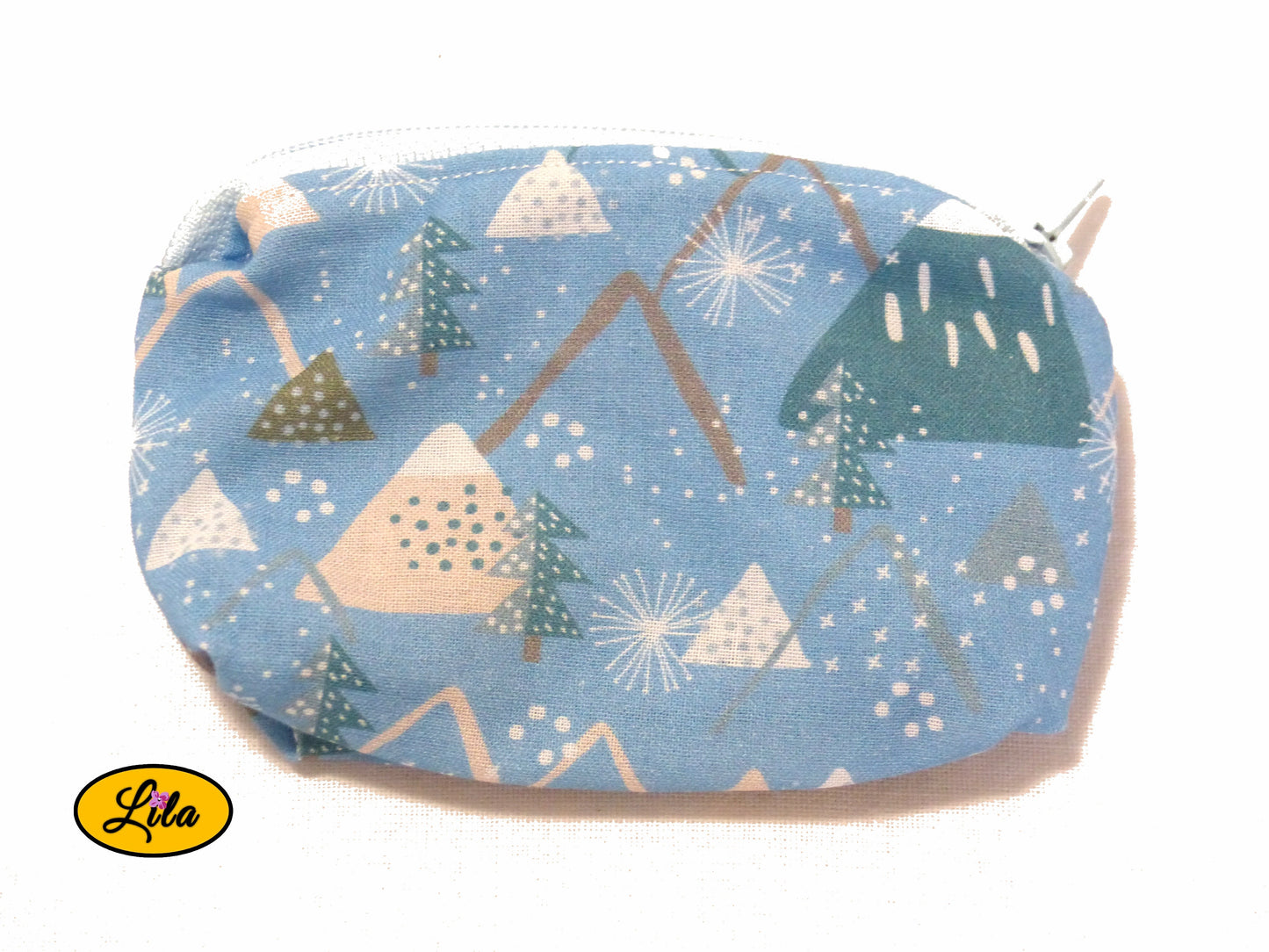 Porte-monnaie en tissu bleu à motifs sapins géométriques avec fermeture éclair bleu ciel posé de face vue de haut sur fond blanc style moderne et artisanal