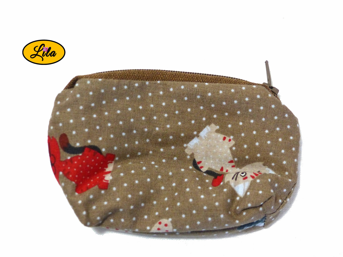 Porte-monnaie en tissu brun à motifs chats avec fermeture éclair brune posé de dos  sur fond blanc style mignon et pratique