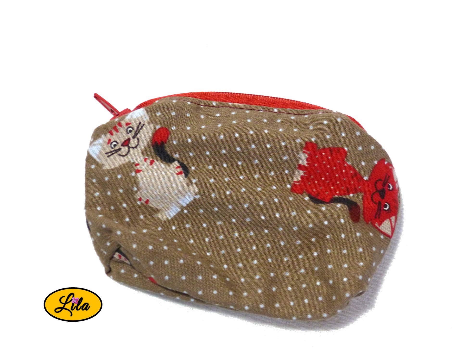 Porte-monnaie en tissu brun à motifs chats avec fermeture éclair rouge vue de dos sur fond blanc style mignon et pratique