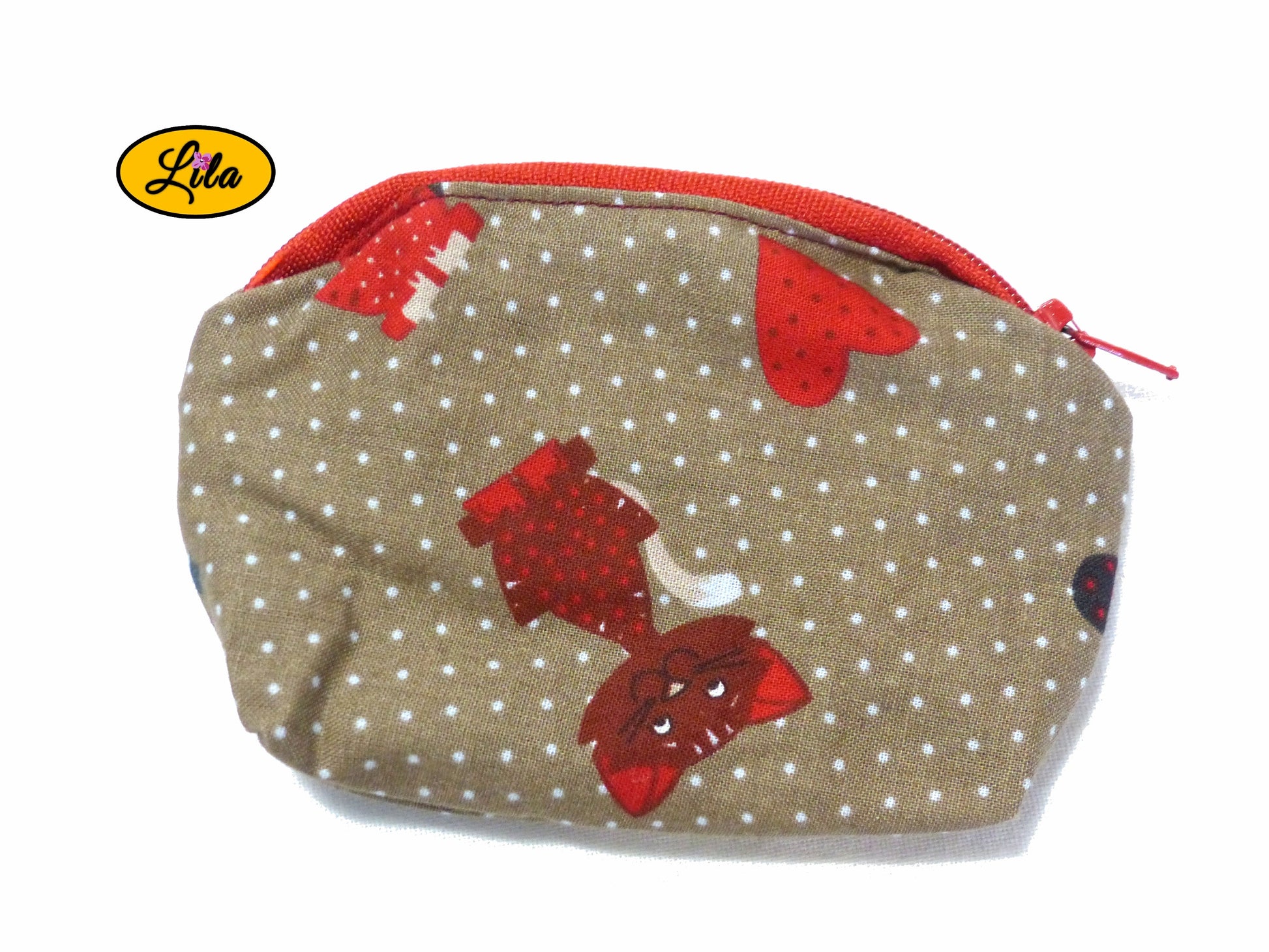 Porte-monnaie en tissu brun à motifs chats avec fermeture éclair rouge posé de face vue de haut sur fond blanc style kawaii et artisanal