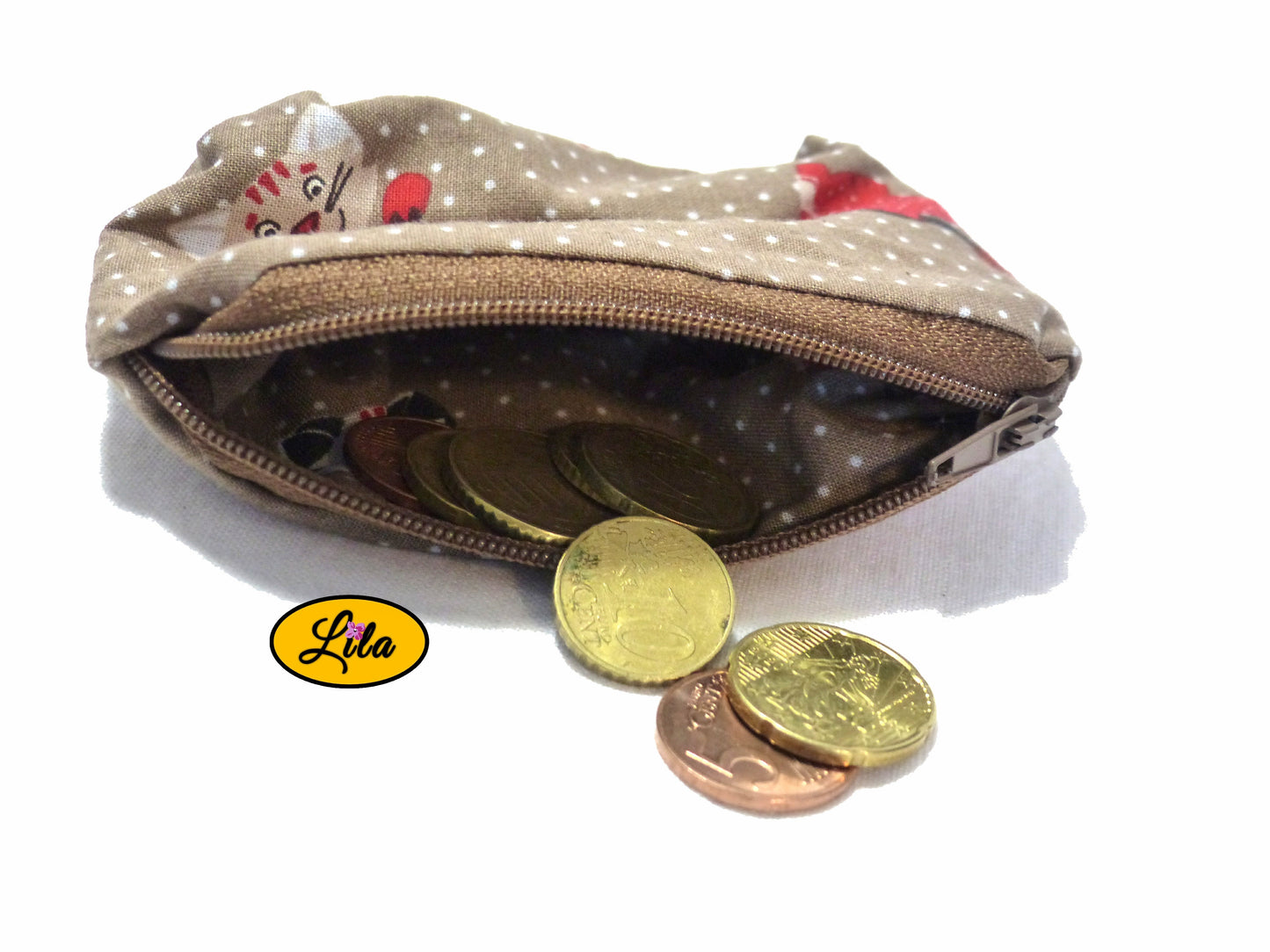 Porte-monnaie en tissu brun à motifs chats ouvert avec pièces de monnaie qui en sortent sur fond blanc style artisanal et fonctionnel