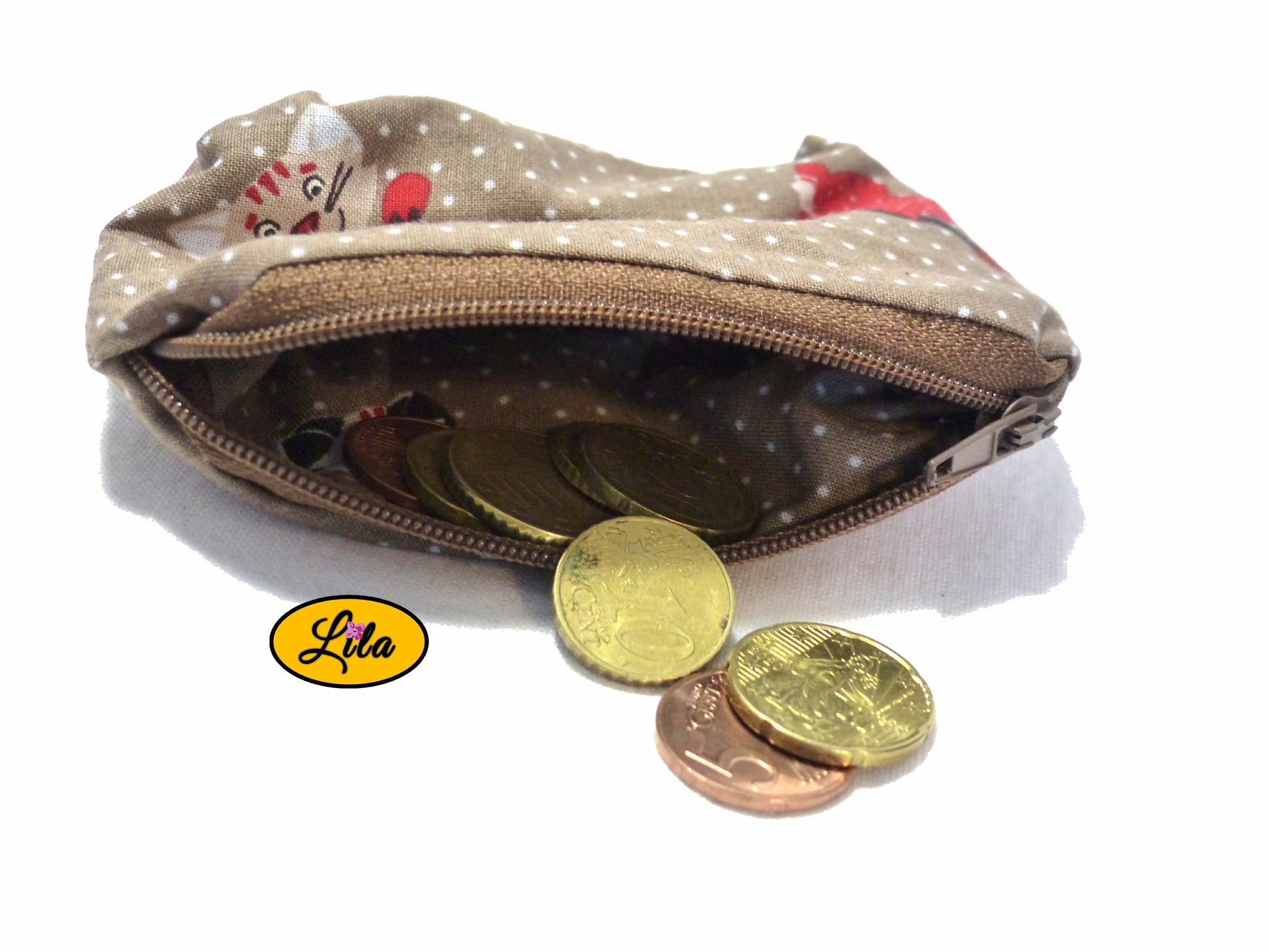 Porte-monnaie en tissu brun à motifs chats ouvert avec pièces de monnaie qui en sortent sur fond blanc style artisanal et fonctionnel