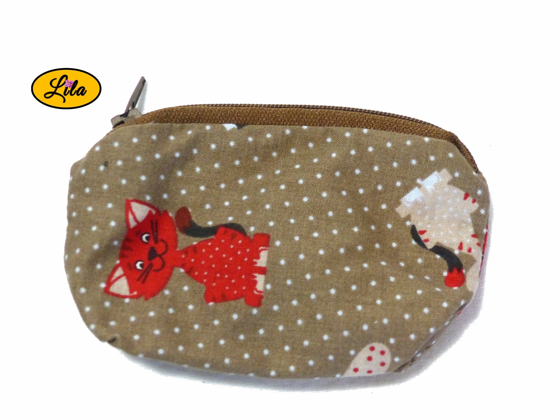Porte-monnaie en tissu brun à motifs chats avec fermeture éclair brune posé de face vue de haut sur fond blanc style kawaii et artisanal