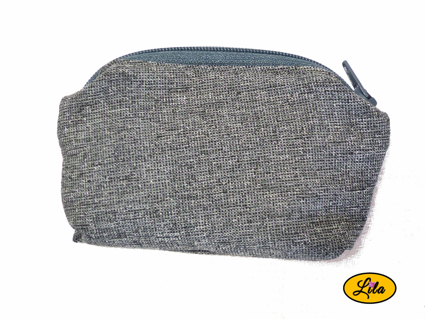 Porte-monnaie gris avec fermeture éclair gris foncé vue de haut avec fermeture sur le haut sur fond blanc style pratique et élégant