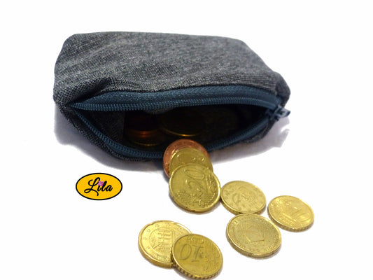 Porte-monnaie gris avec fermeture éclair gris foncé ouvert avec pièces de monnaie qui en sortent sur fond blanc style moderne et fonctionnel