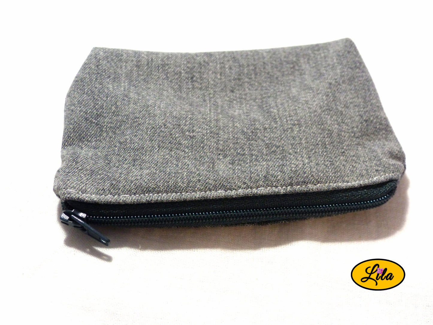 Porte-monnaie en jeans noir recyclé avec fermeture éclair grise posé de face avec fermeture visible sur fond blanc style minimaliste et pratique