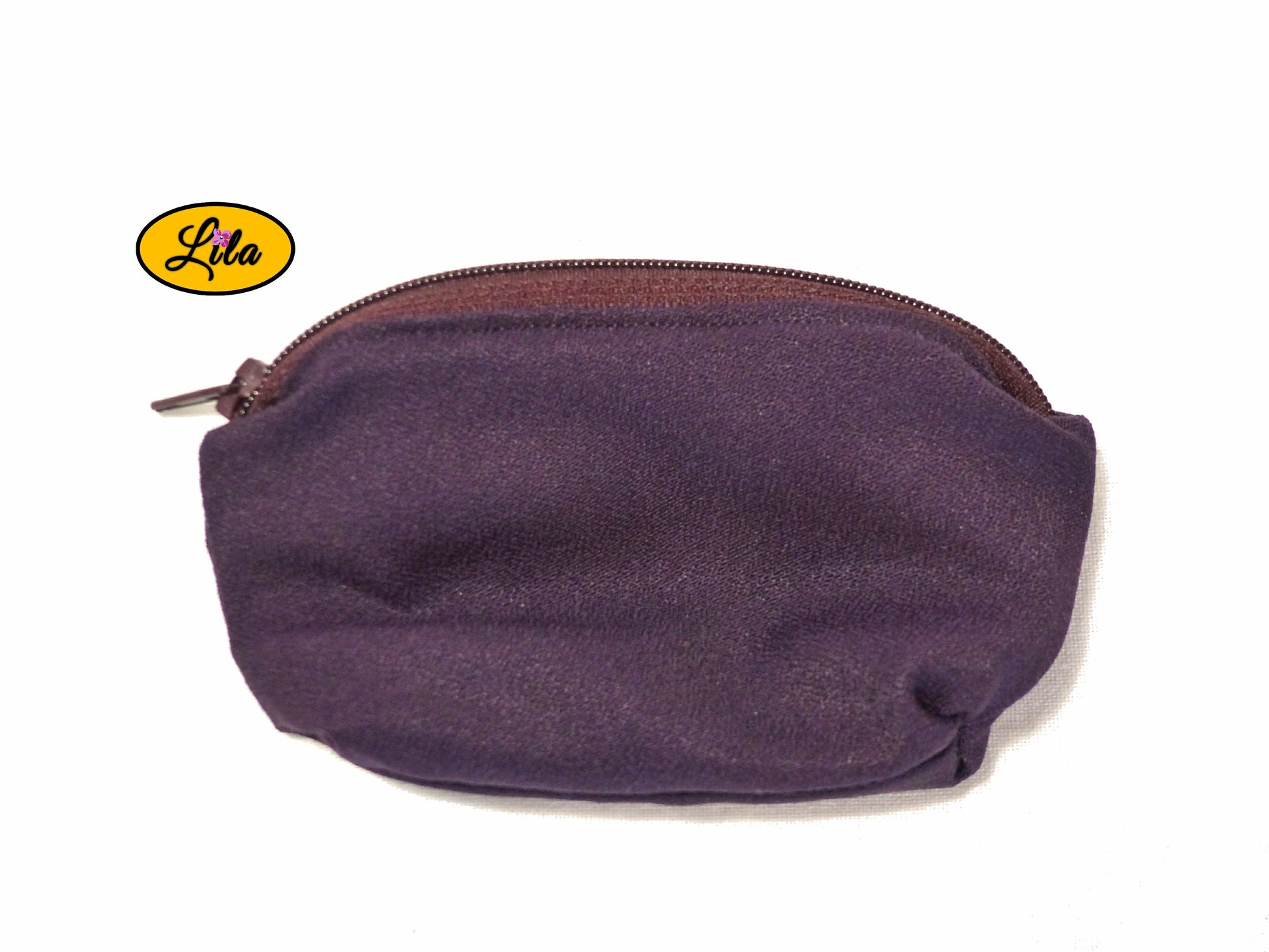Porte-monnaie mauve avec fermeture éclair bordeaux vue de dos sur fond blanc style chic et pratique