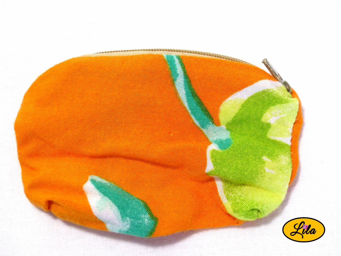 Porte-monnaie en tissu orange à motifs fleuris avec fermeture éclair brun crème posé de dos sur fond blanc style rétro et pratique