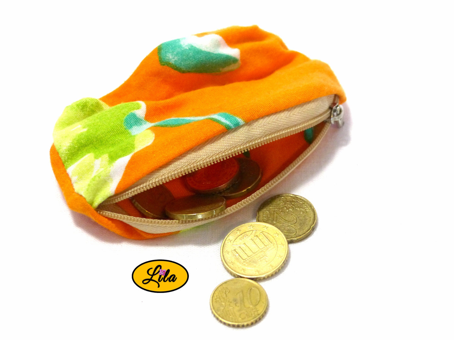 Porte-monnaie en tissu orange fleuri ouvert avec pièces de monnaie qui en sortent sur fond blanc style artisanal et fonctionnel